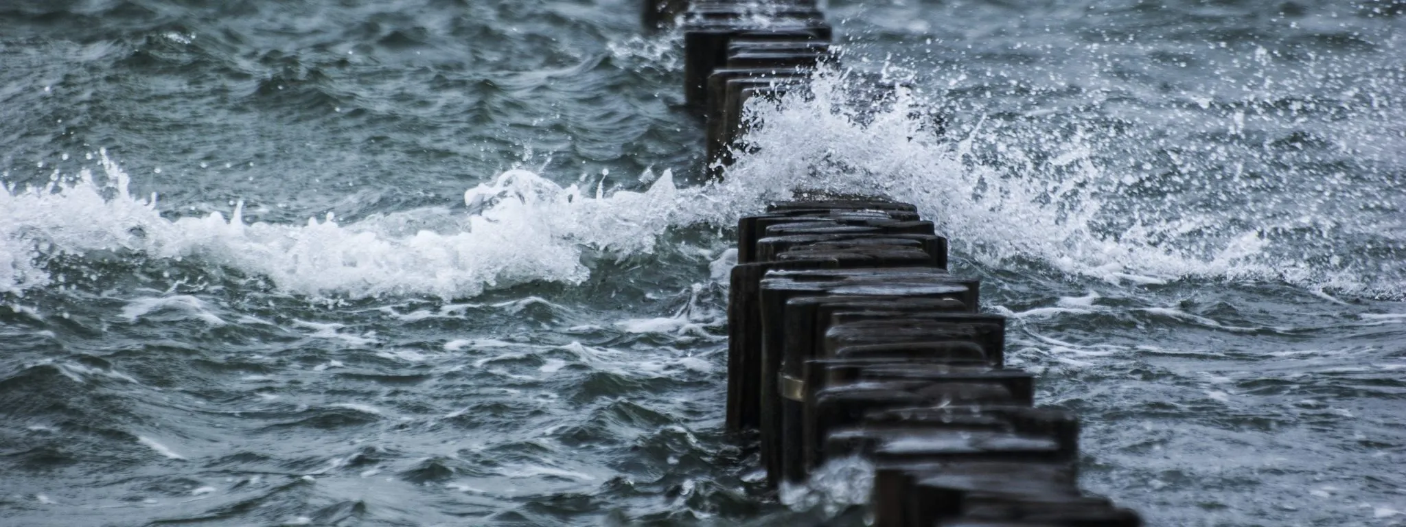 Golven slaan op een rotsachtige kust